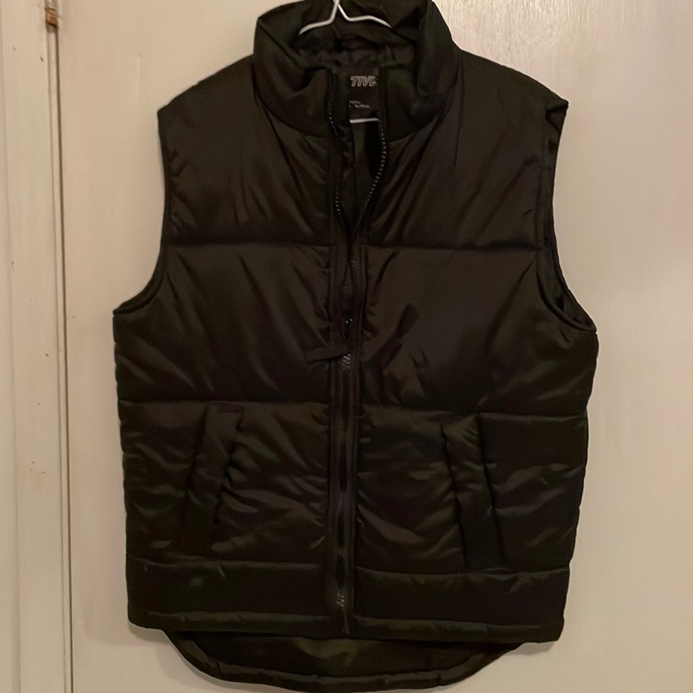 Winter Puffer Vest: Black size Small. CS ACTIVE